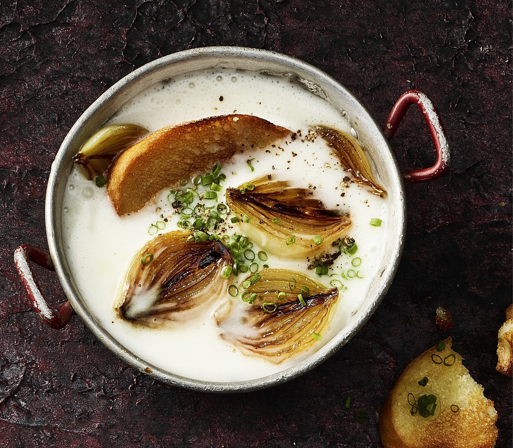 Karamellisierte Zwiebel-Mandelsuppe